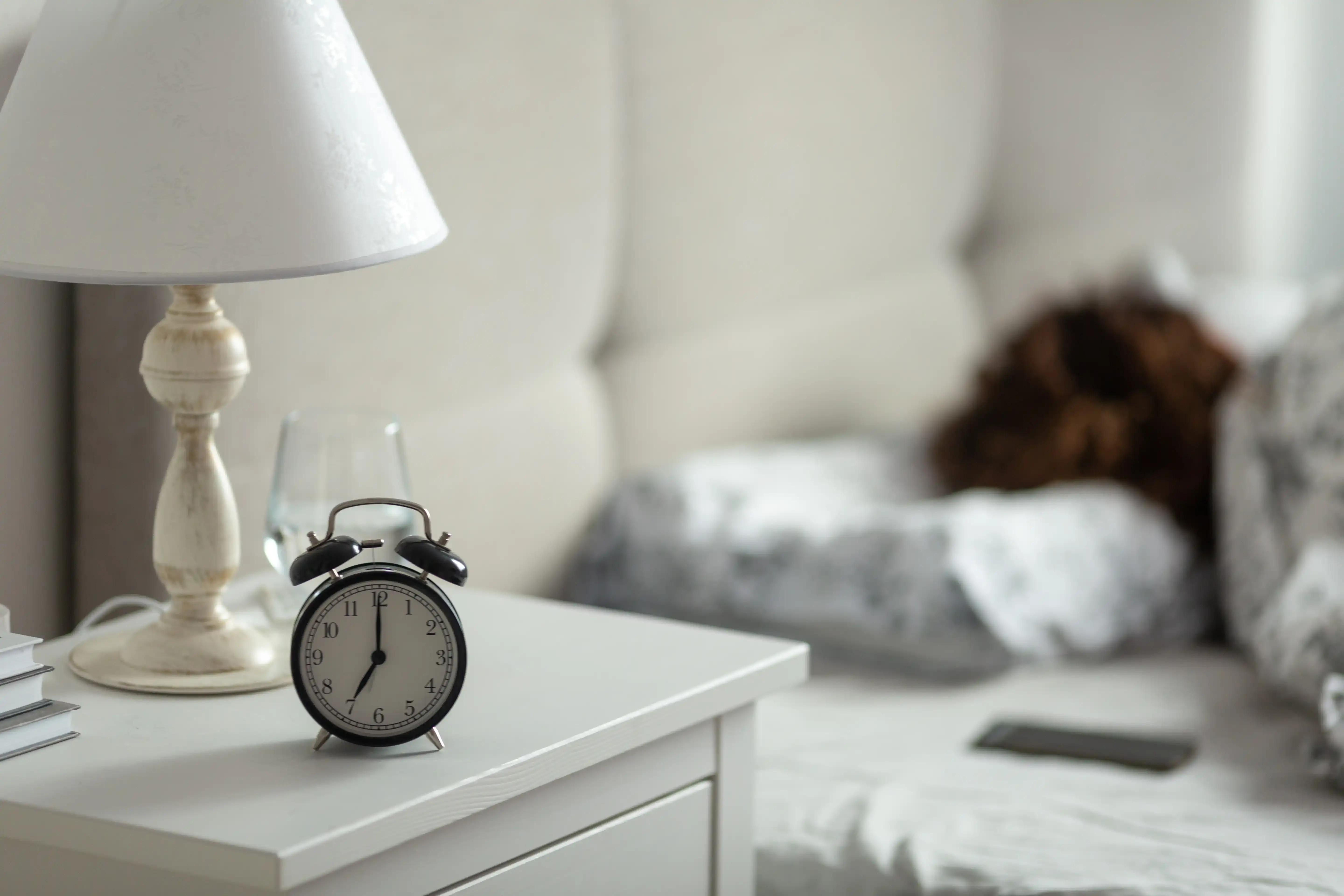 alarm-clock-on-the-bedside-table-in-the-bedroom-2025-02-13-09-51-18-utc