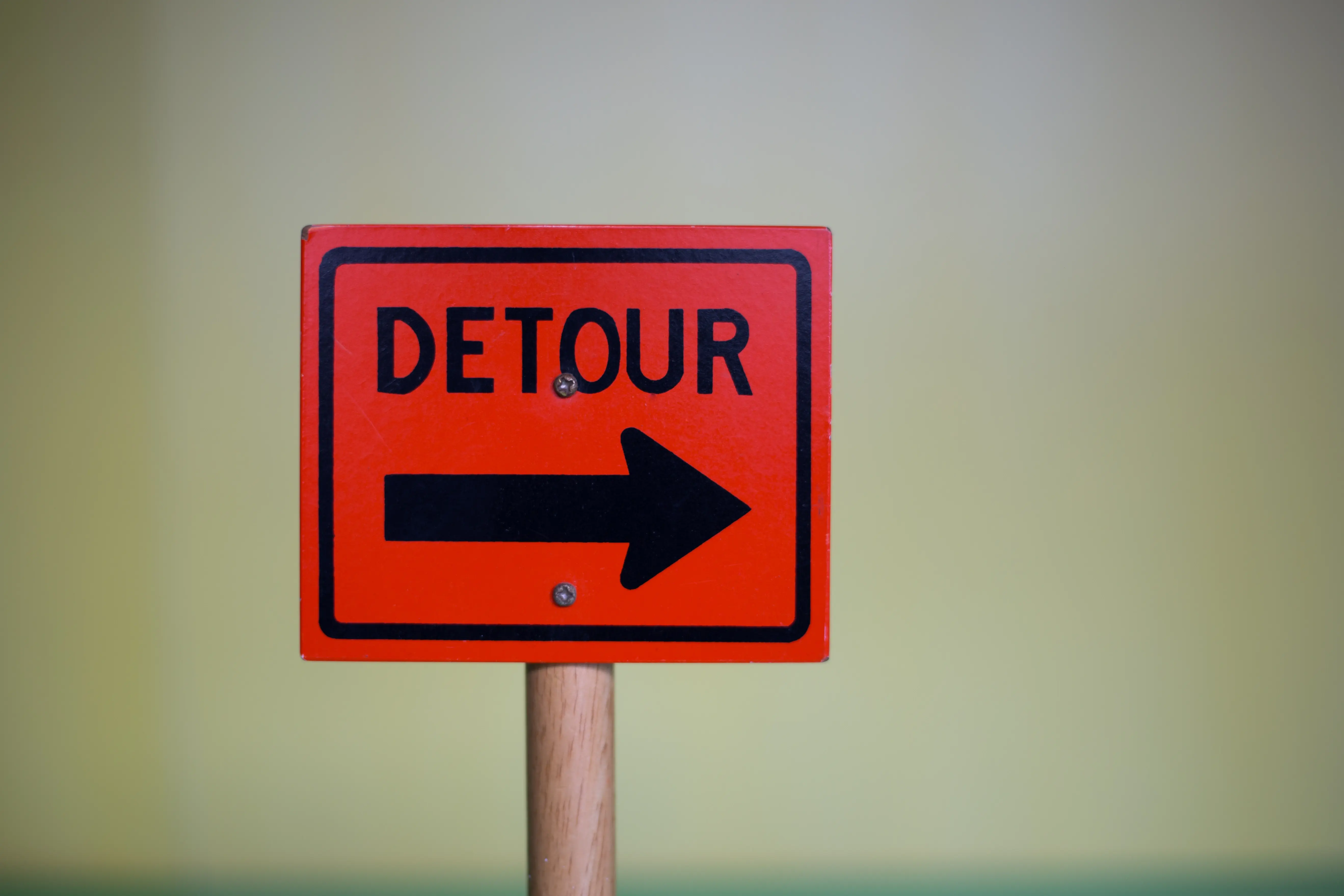closeup-shot-of-a-red-detour-sign-with-a-black-arr-2025-02-02-13-54-13-utc