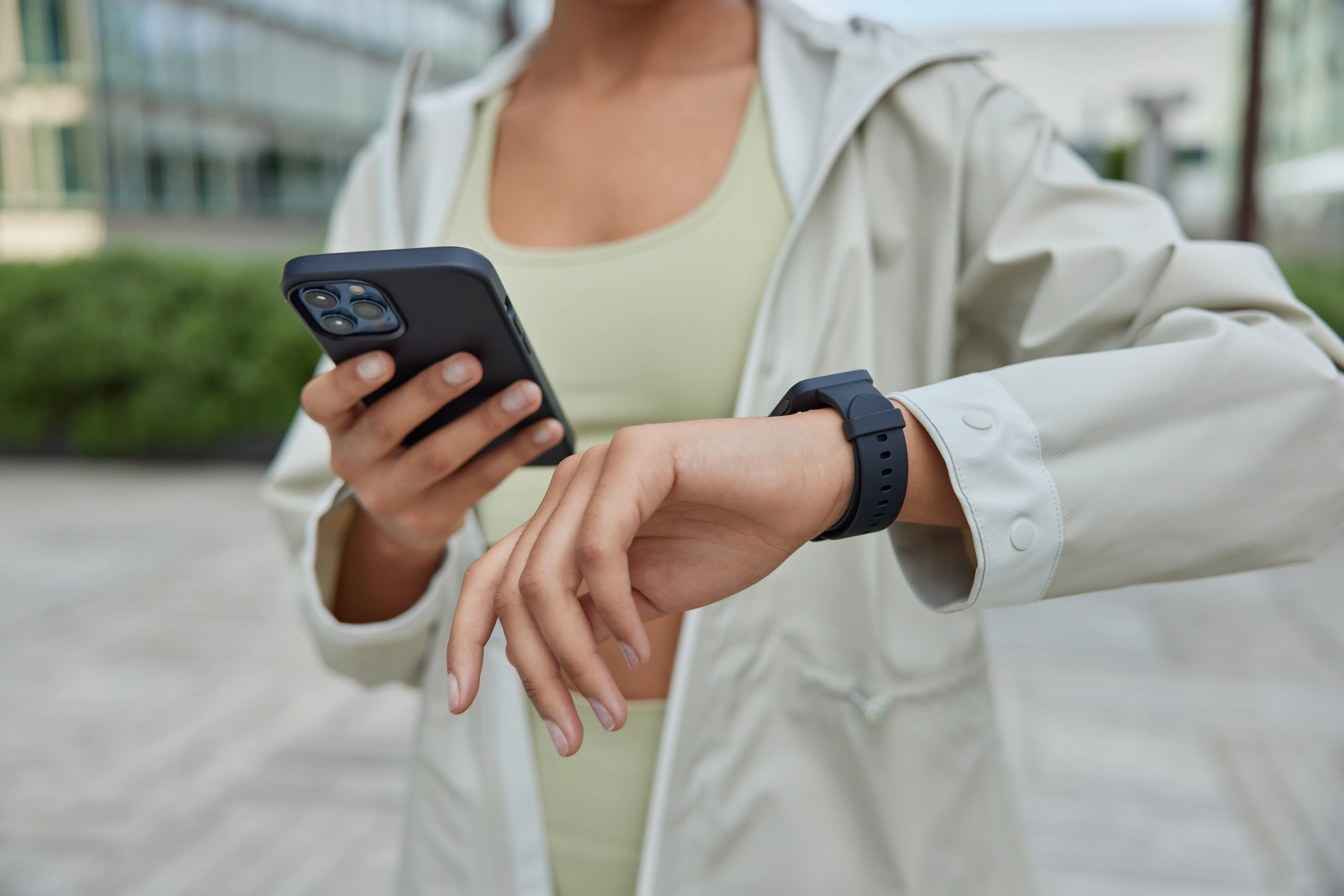 unknow-sportswoman-holds-digital-mobile-phone-chec-2025-01-24-02-15-13-utc